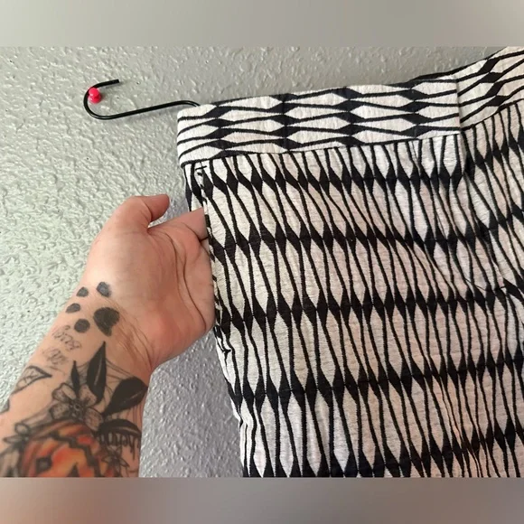 Woman’s Joe Fresh Brocade Cream and Black Shorts Size 8 New Used Condition - Picture 3 of 9